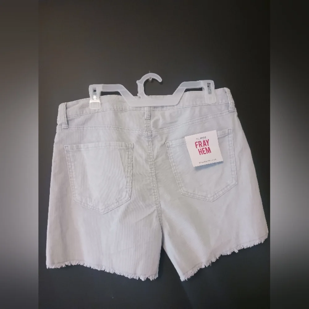 NEW CELEBRITY PINK WOMEN'S HIGH RISE FREY HEM SIZE15/32 LIGHT BLUE SUMMER SHORTS - Picture 2 of 4